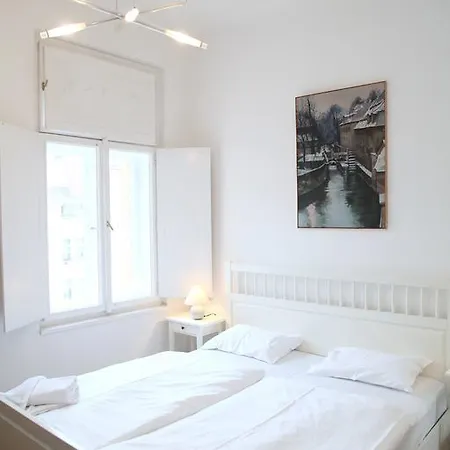 110 M2 4 Apt With Balcony & Park View Apartmán