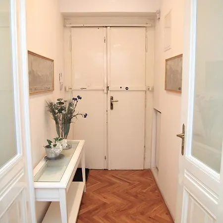 110 M2 4 Apt With Balcony & Park View Apartmán *